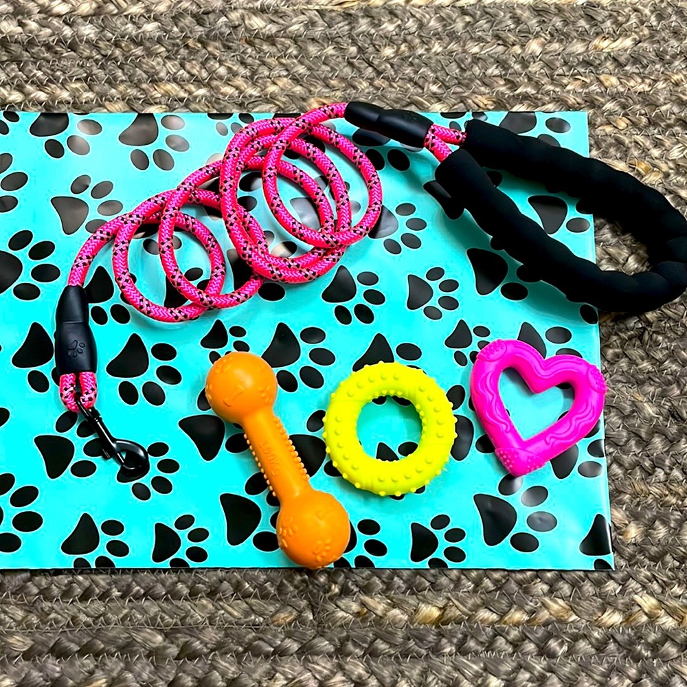 🆕Brand New 🆕🐾 Pet Packs 🐾 Dog Toys & Leash🆕 Small/Medium